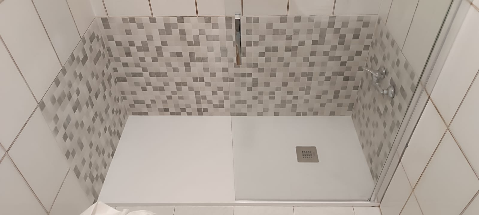 Baño reformado por BAF Reformas con plato de ducha y mampara de vidrio